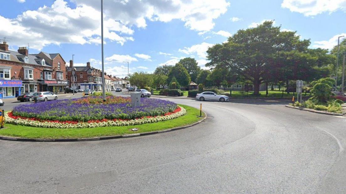 Google image of roundabout adorned with flowers on Quay Road, Bridlington 