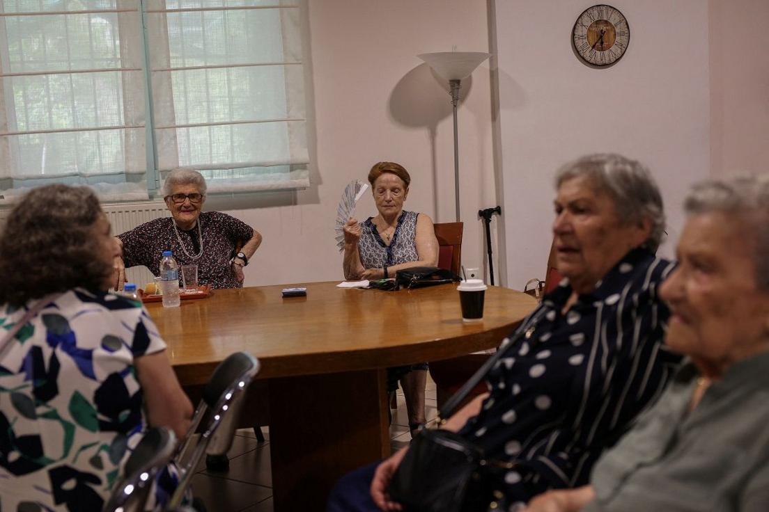 elderly-women-sitting-in-a-room. 