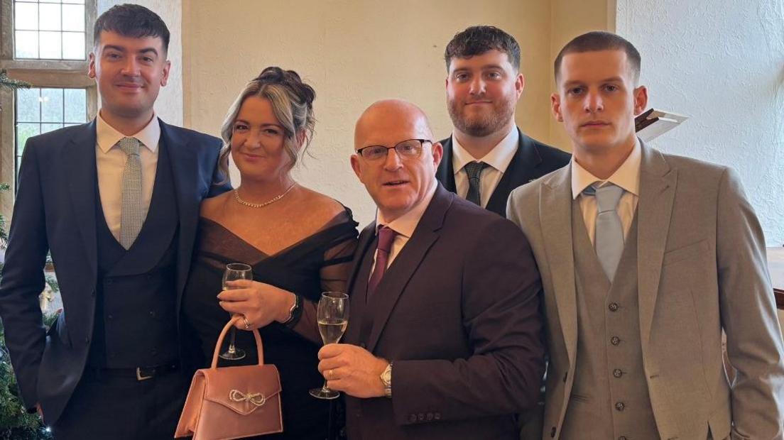 Marc (canol) a'i deulu