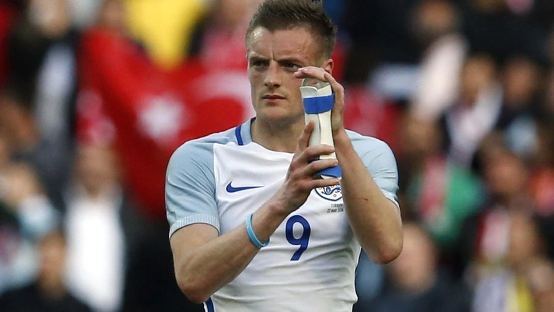 Jamie Vardy applauds fans