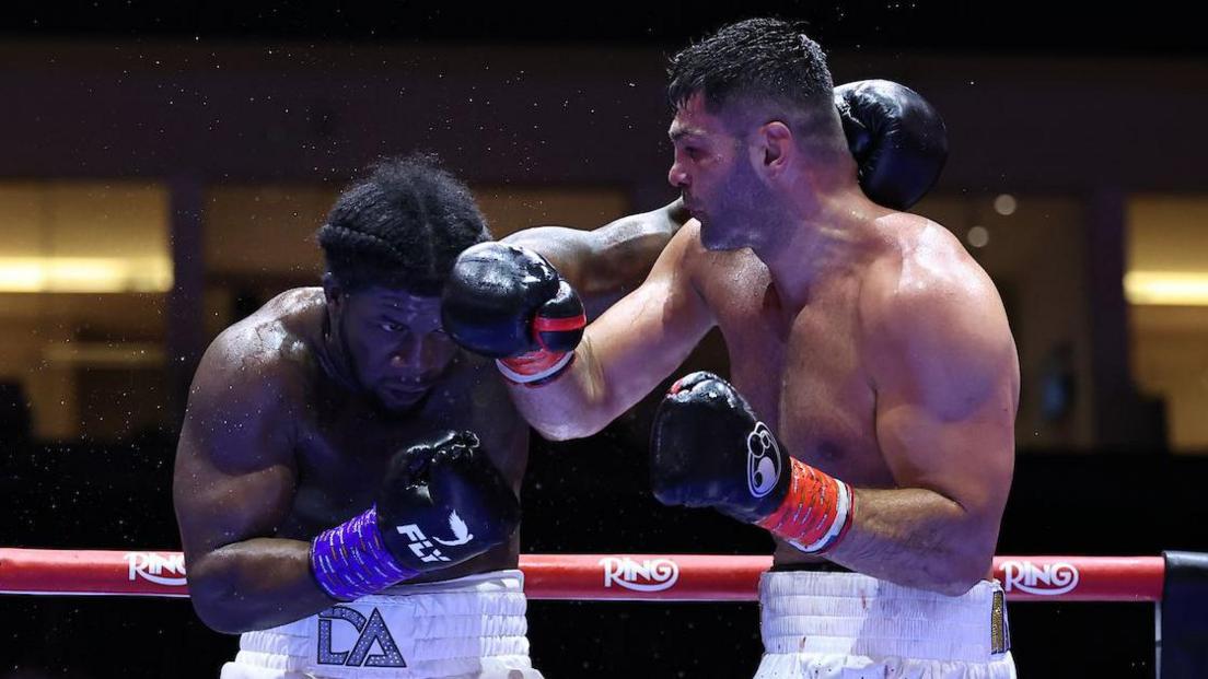 David Adeleye throws a punch at Filip Hrgovic
