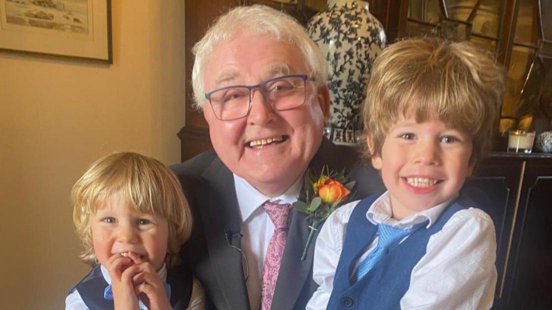 Y diweddar Barchedig Jim Clarke a'i ddau ŵyr Elis a Nedw