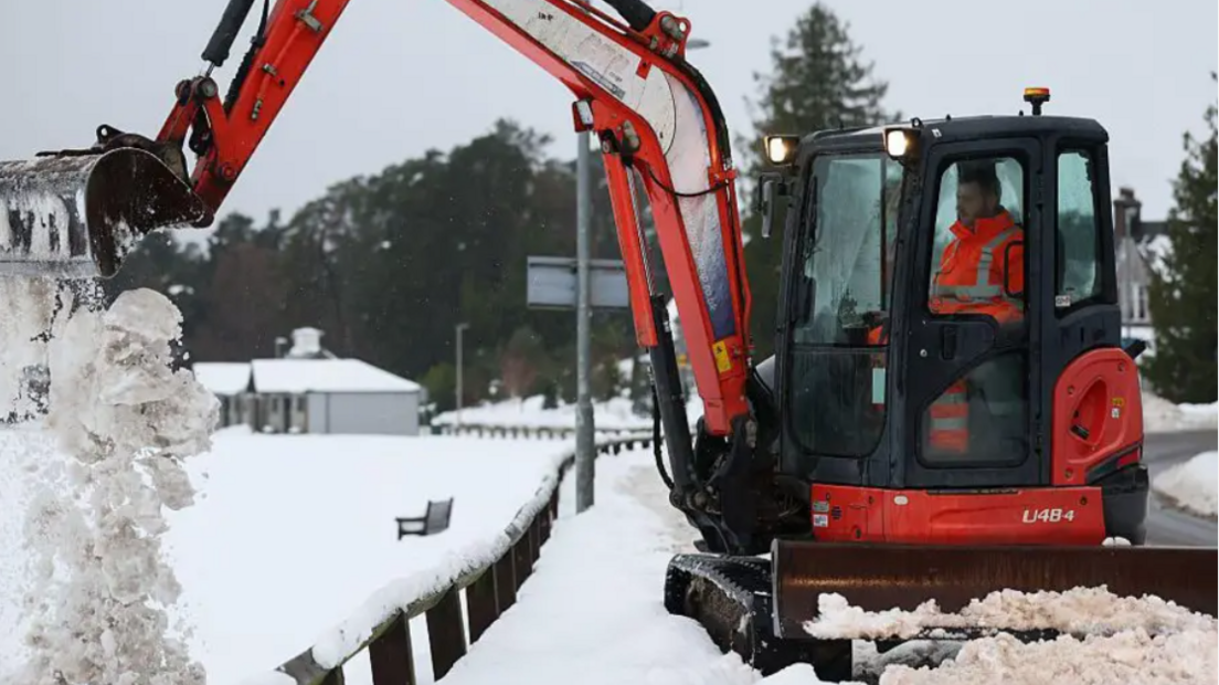 Digear beag a' glanadh sneacha far rathaid