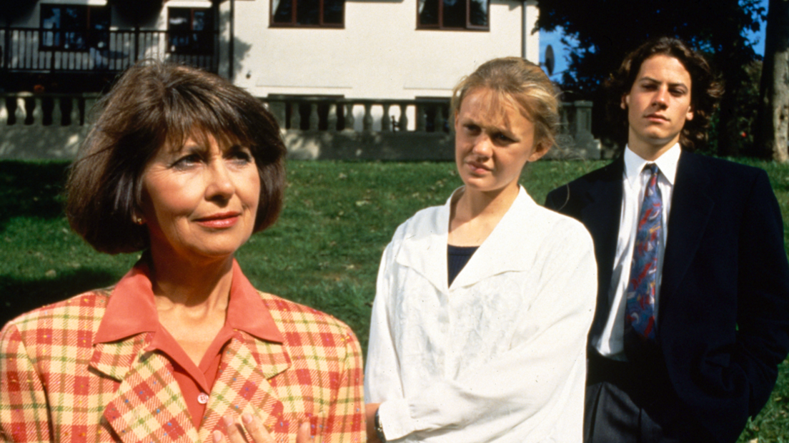 A young Ioan Gruffudd (right) as Gareth Wyn Harries in Pobol y Cwm