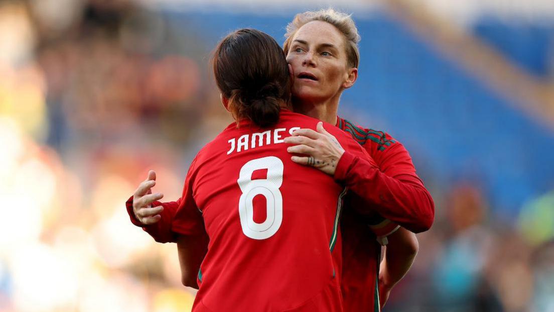 Jess Fishlock embraces Angharad James 