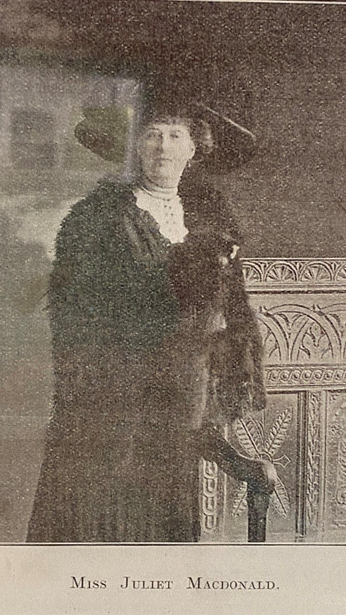 Juliet "Sìleas" NicDhòmhnaill, a bha gu mòr an sàs ann a bhith a' cur air dòigh mhòdan ann an Loch Abar