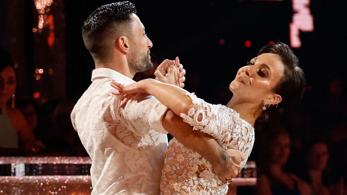 Giovanni Pernice and Amanda Abbington dancing 