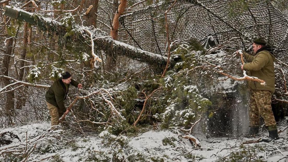 Ukrainian soldiers camouflage their tank at one of the front lines in the Kharkiv region, eastern Ukraine, 6 February 2025 