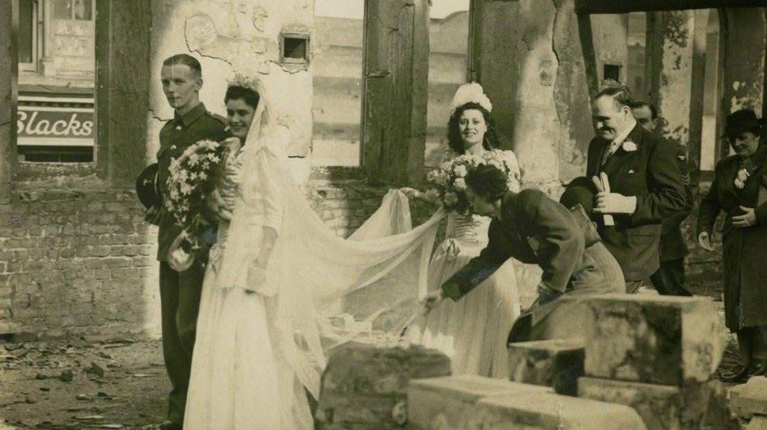 Priodas yng Nghapel Jewin wedi i'r capel gael ei fomio yn 1940