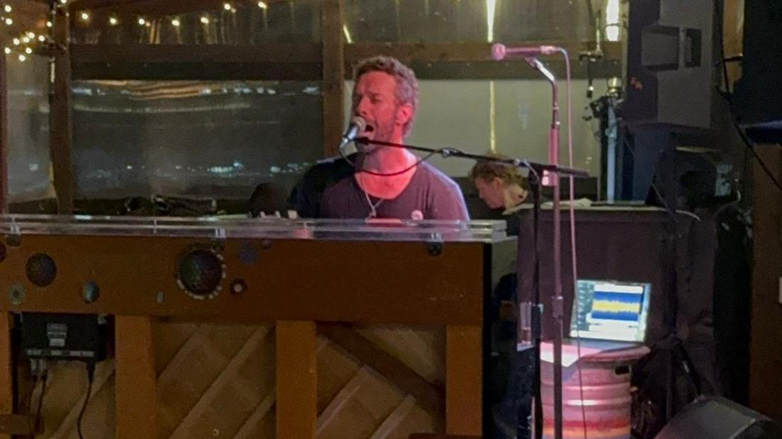 Chris Martin playing the piano and smiling at the  Puzzle Hall Inn in Calderdale