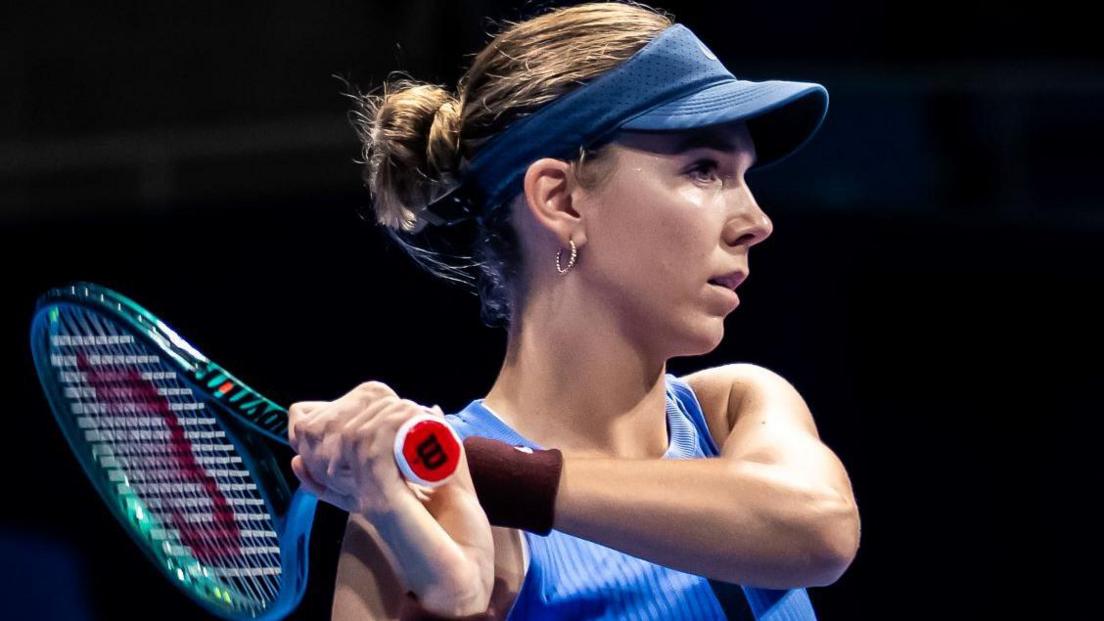 Katie Boulter plays a shot