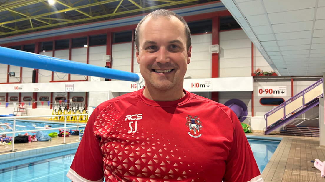 Steffan Jones mewn crys-t coch