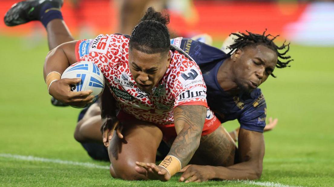 Tesi Niu touches down under pressure from Salford's Neil Tchamambe