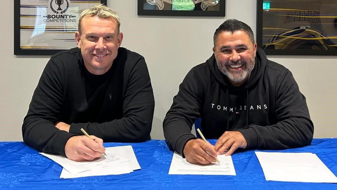 Anthony Murray (right) signs his Whitehaven contract with assistant coach Neil Fraser (left)