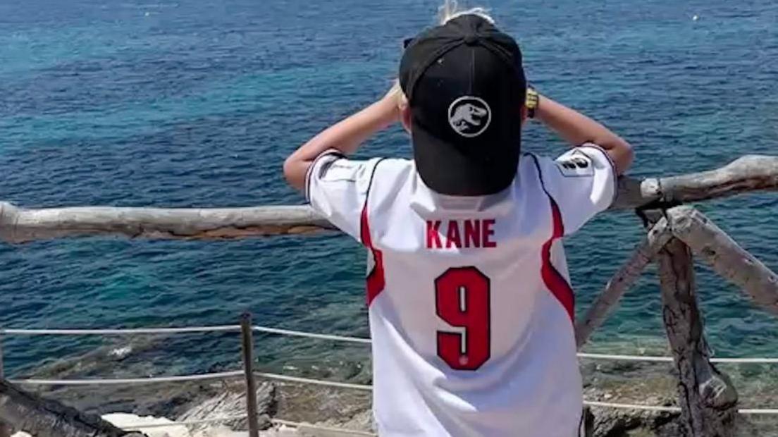Child in Harry Kane shirt