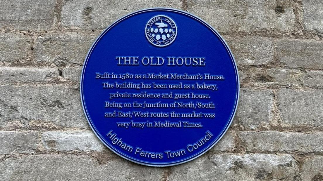 A blue plaque in Higham Ferrers 