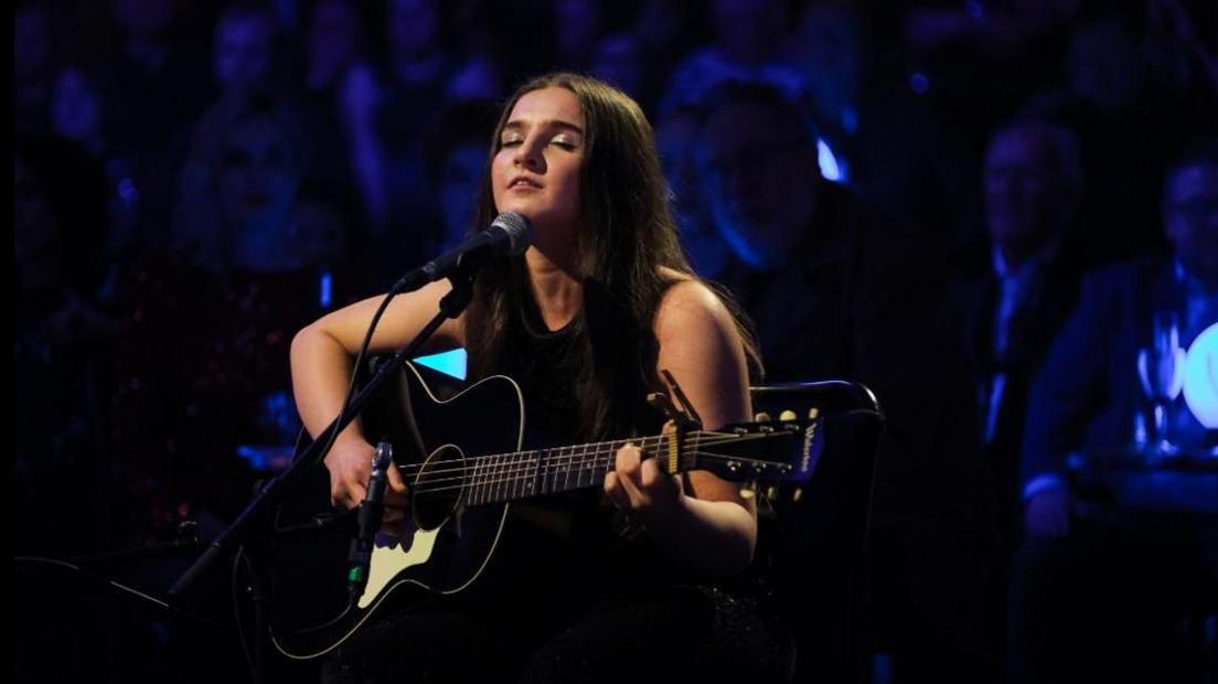 Muireann Bradley performing on Jools' Annual Hootenanny