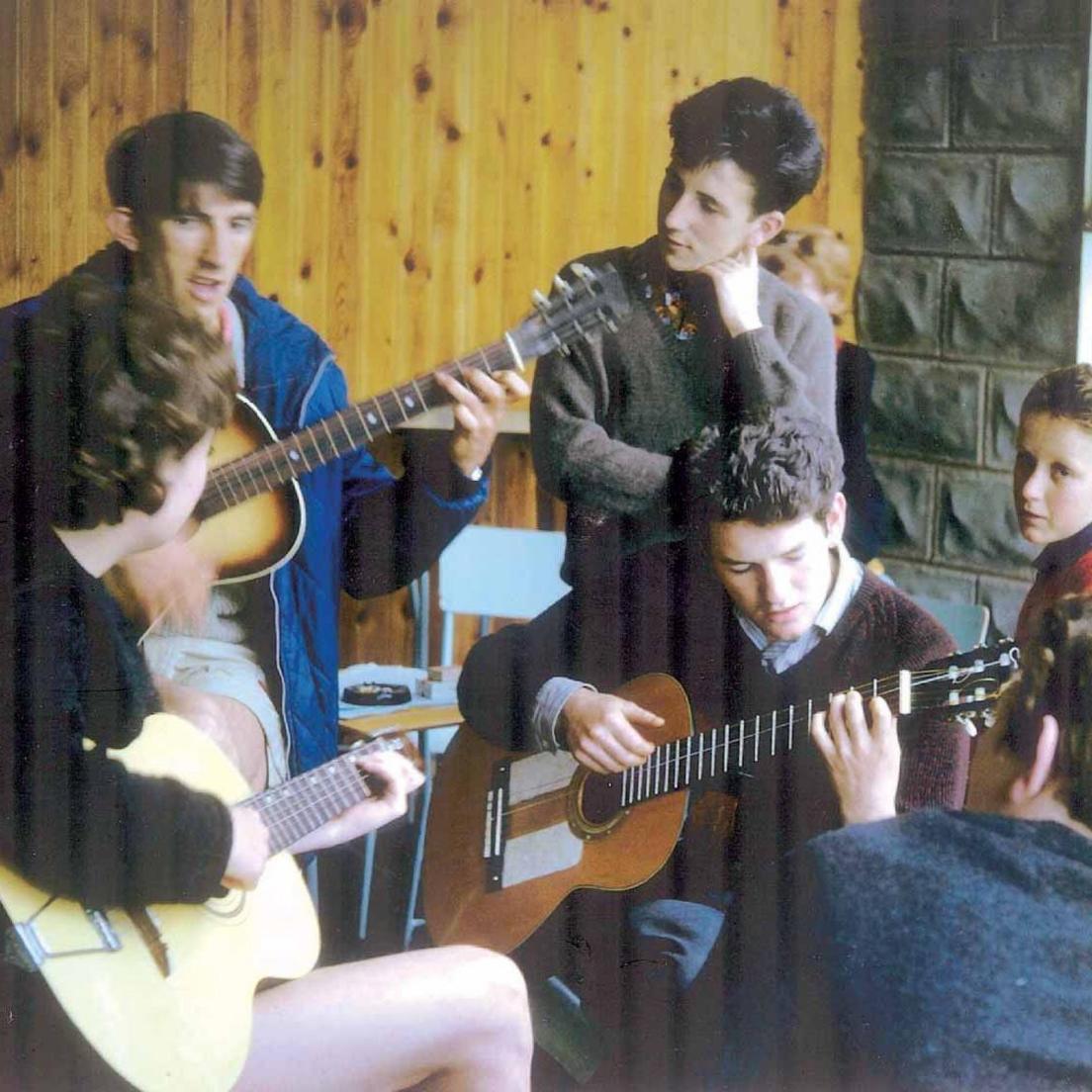 Dafydd Iwan gyda gitar
