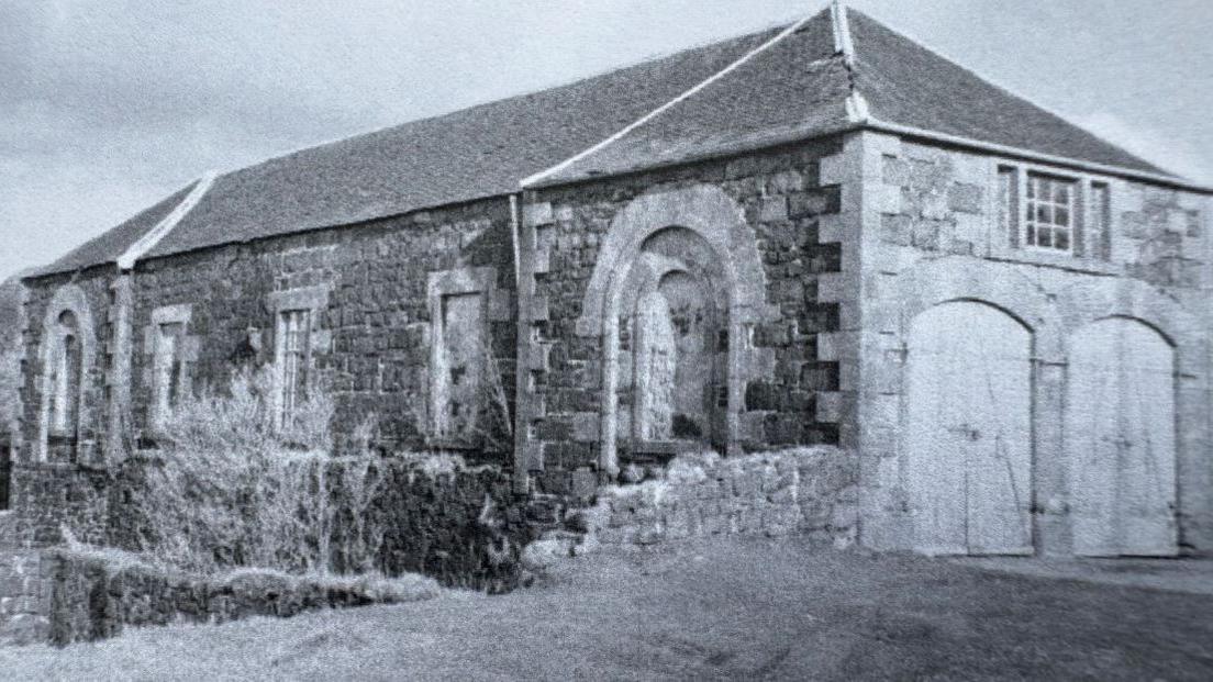Seann dealbh de Thalla Seann Mhuilinn Bhaile Mac Ara