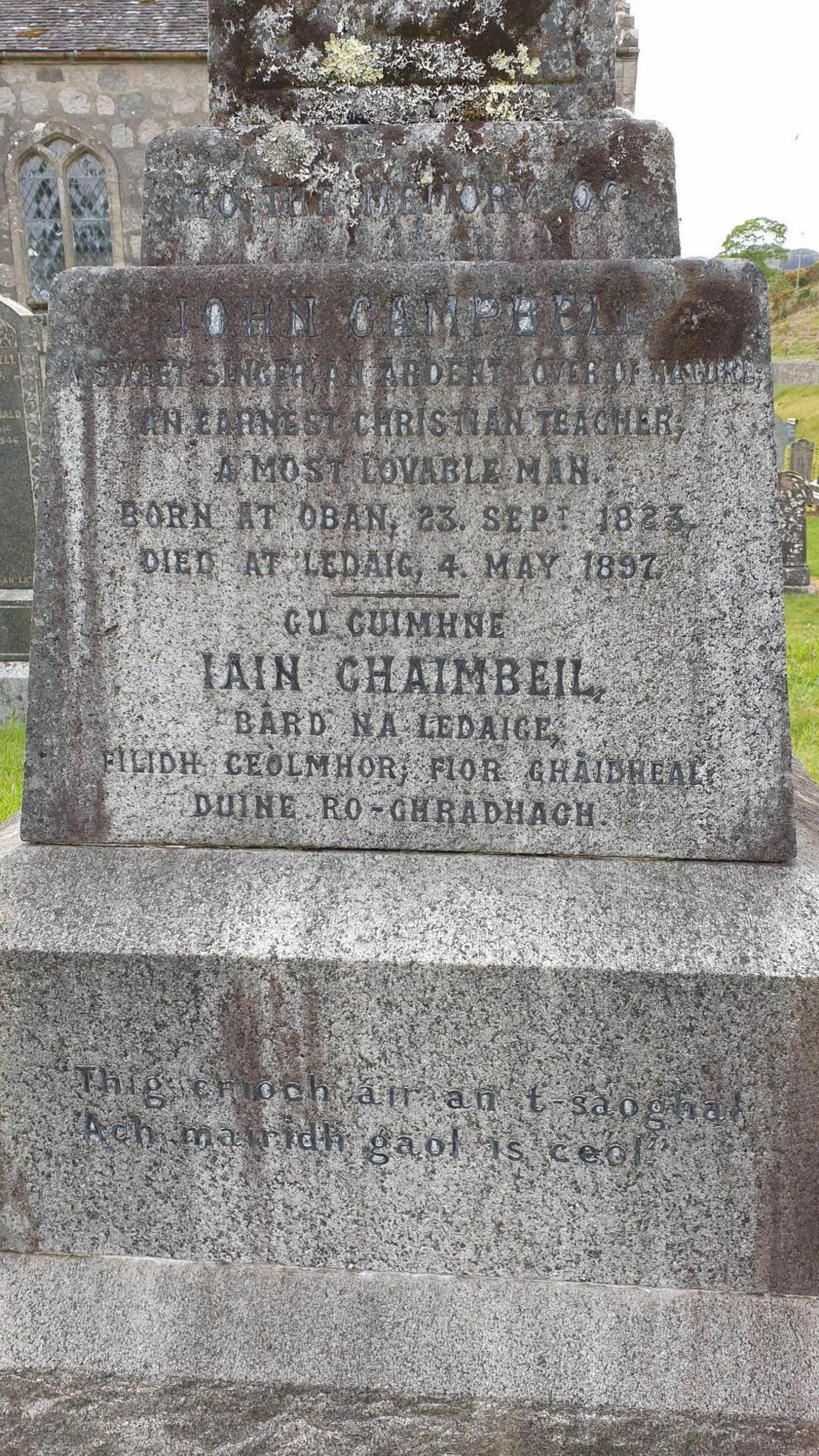 Clach uaighe Bhàrd na Leideig, Iain Caimbeul ann an cladh Ach na Bà. (Dealbh bho Ross Christie is thuirt e nach robh feum air credit)