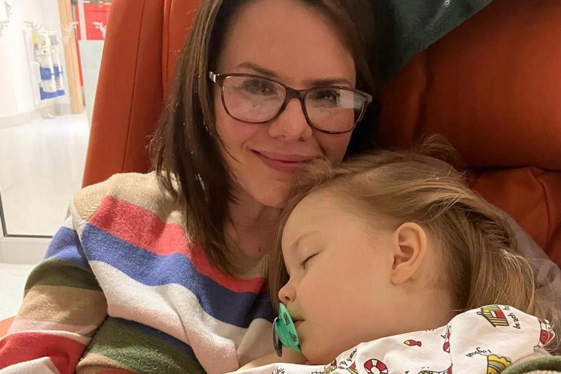 Eleri and her daughter, Elsi in hospital