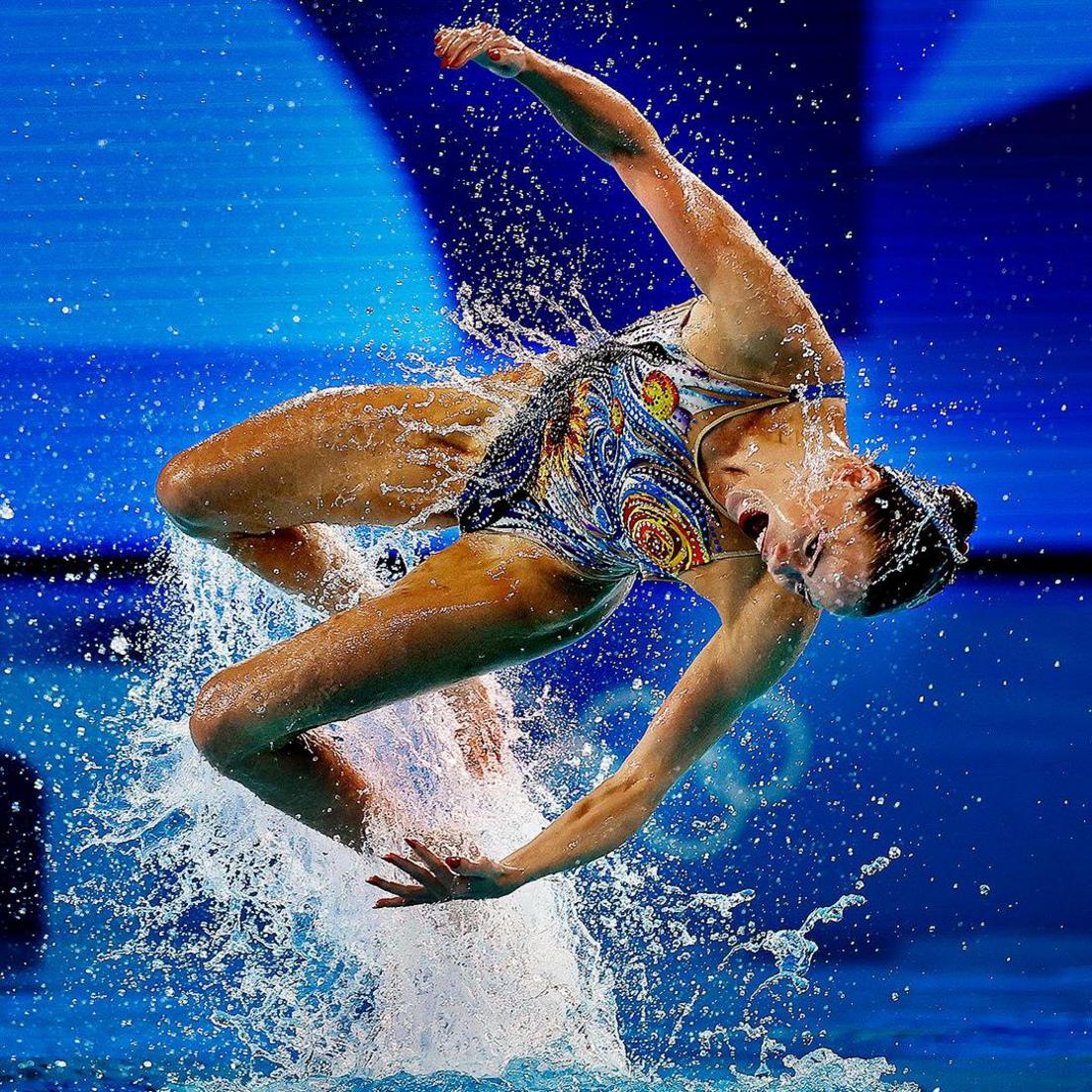 The Dutch twin sisters, Noortje and Bregje de Brouwer, during their exercise at the final of the Duet Free Routine artistic swimming at the Olympic Games of Paris 2024