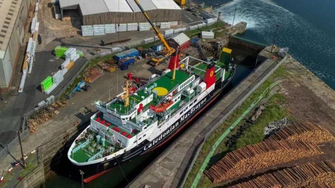 An MV Hebridean Isles anns an doca-tioram.