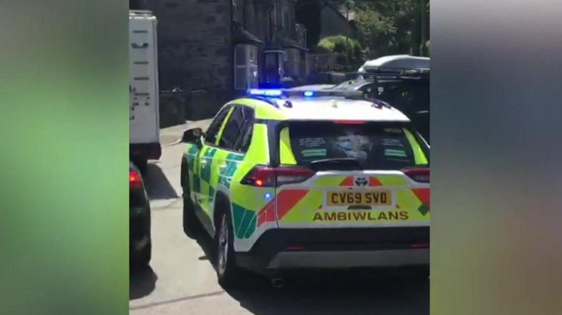 Ambiwlans yn cael trafferth gwneud ei ffordd trwy'r traffig yn Llanbedr