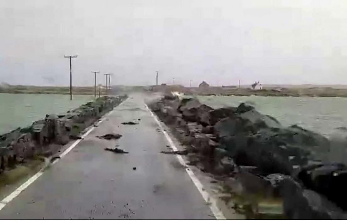 Sprùilleach air a' chabhsair ann an droch aimsir