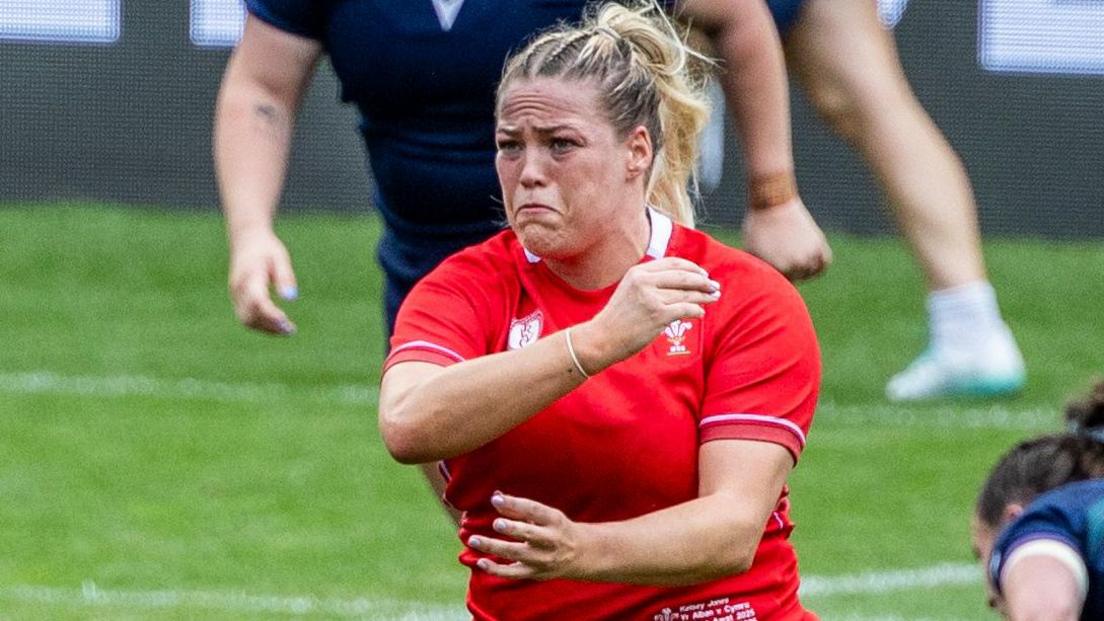 Kelsey Jones throws a pass against Scotland in Salford