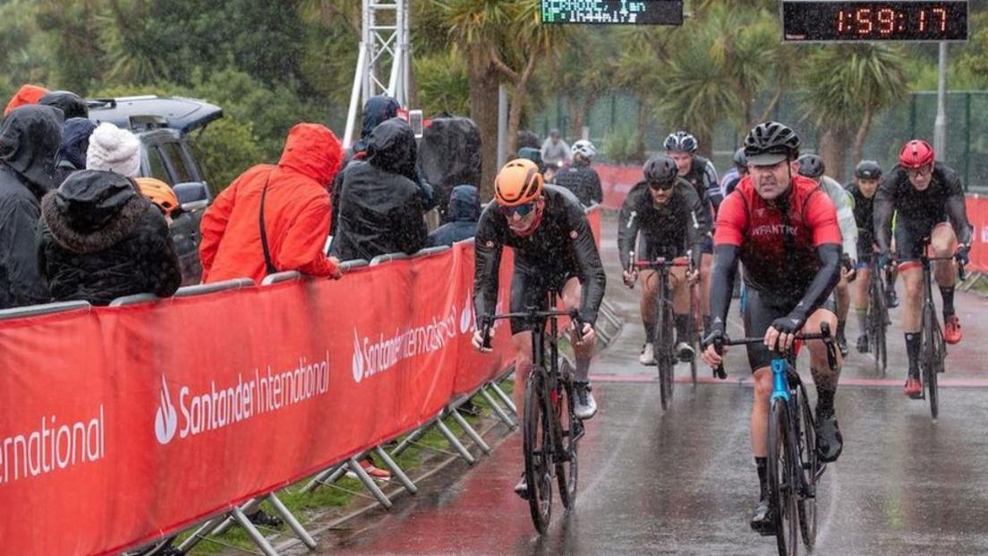 Wet cyclists at the Gran fondo 2023