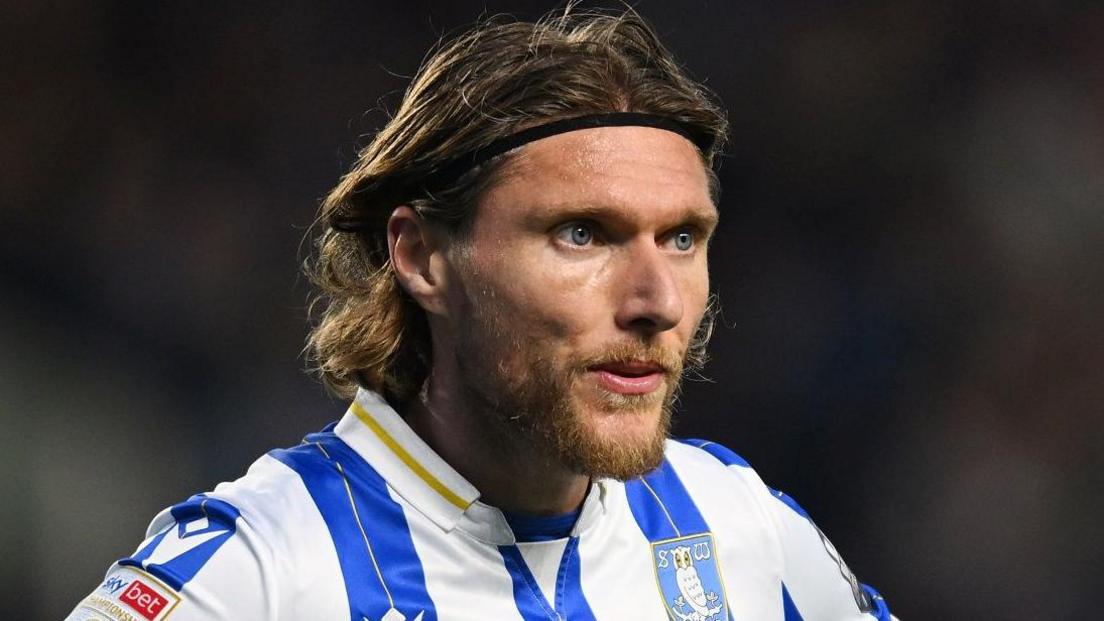 Jeff Hendrick playing for Sheffield Wednesday