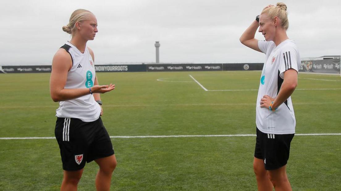 Elise Hughes (left) and Sophie Ingle (right) in conversation during training