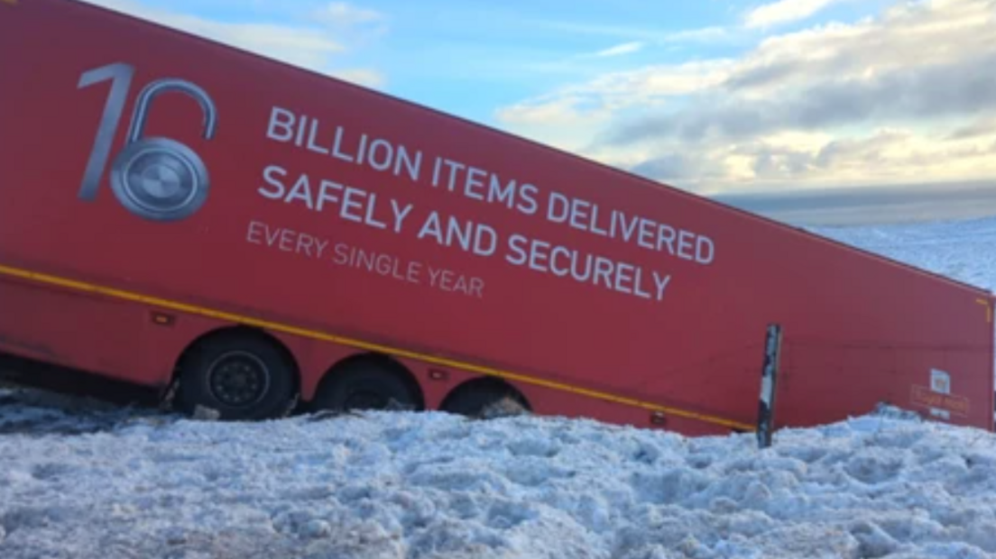 Làraidh a' Phuist Rìoghail glacte san t-sneachd air an A9