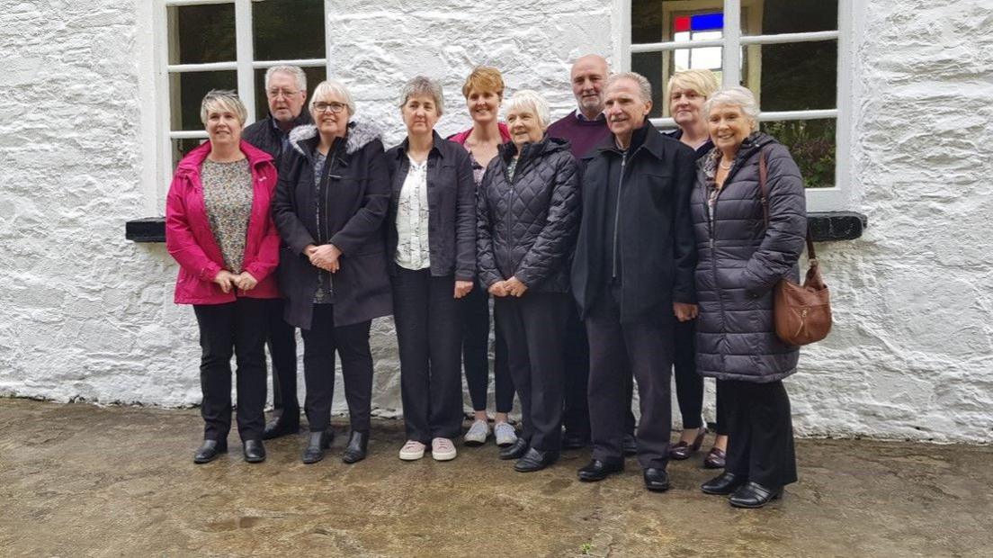 Aelodau o Gapel Soar y Mynydd