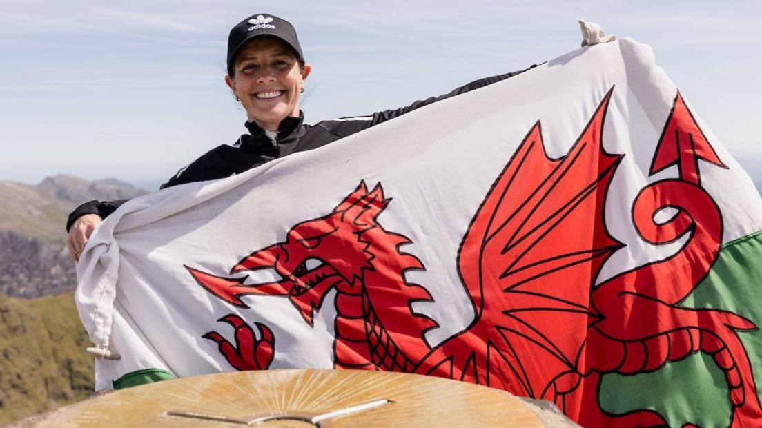 Rhian Wilkinson ar gopa'r Wyddfa