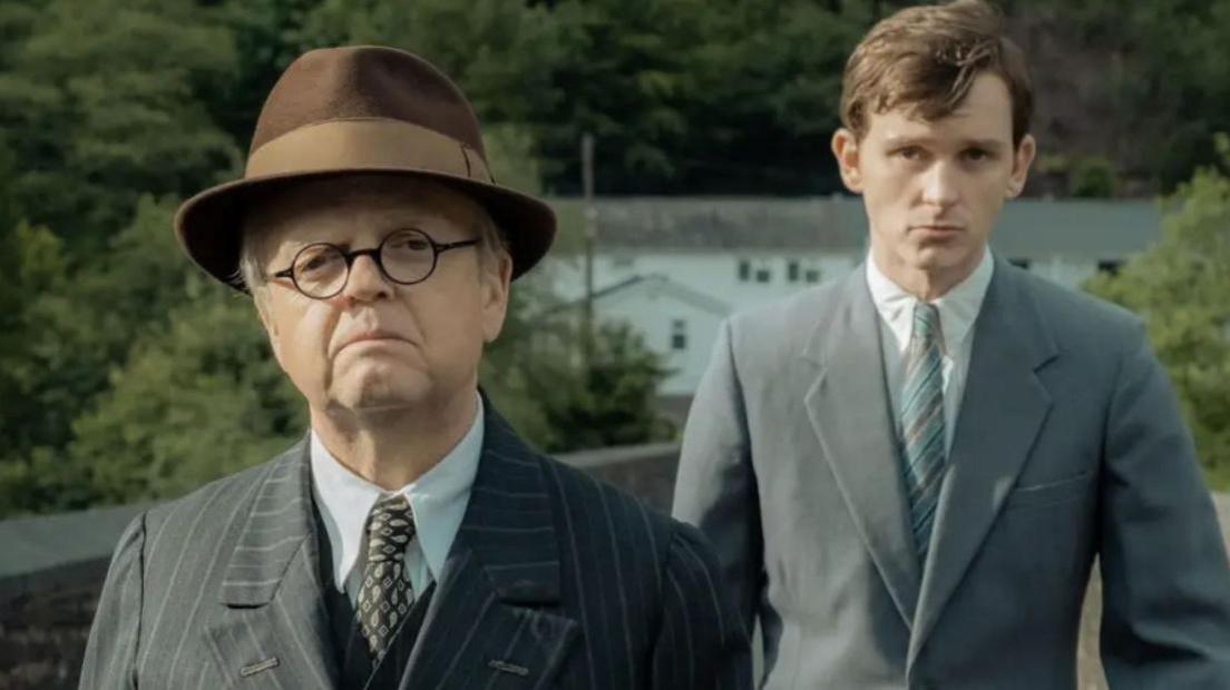 Toby Jones a Harry Lawtey yn y ffilm Mr Burton