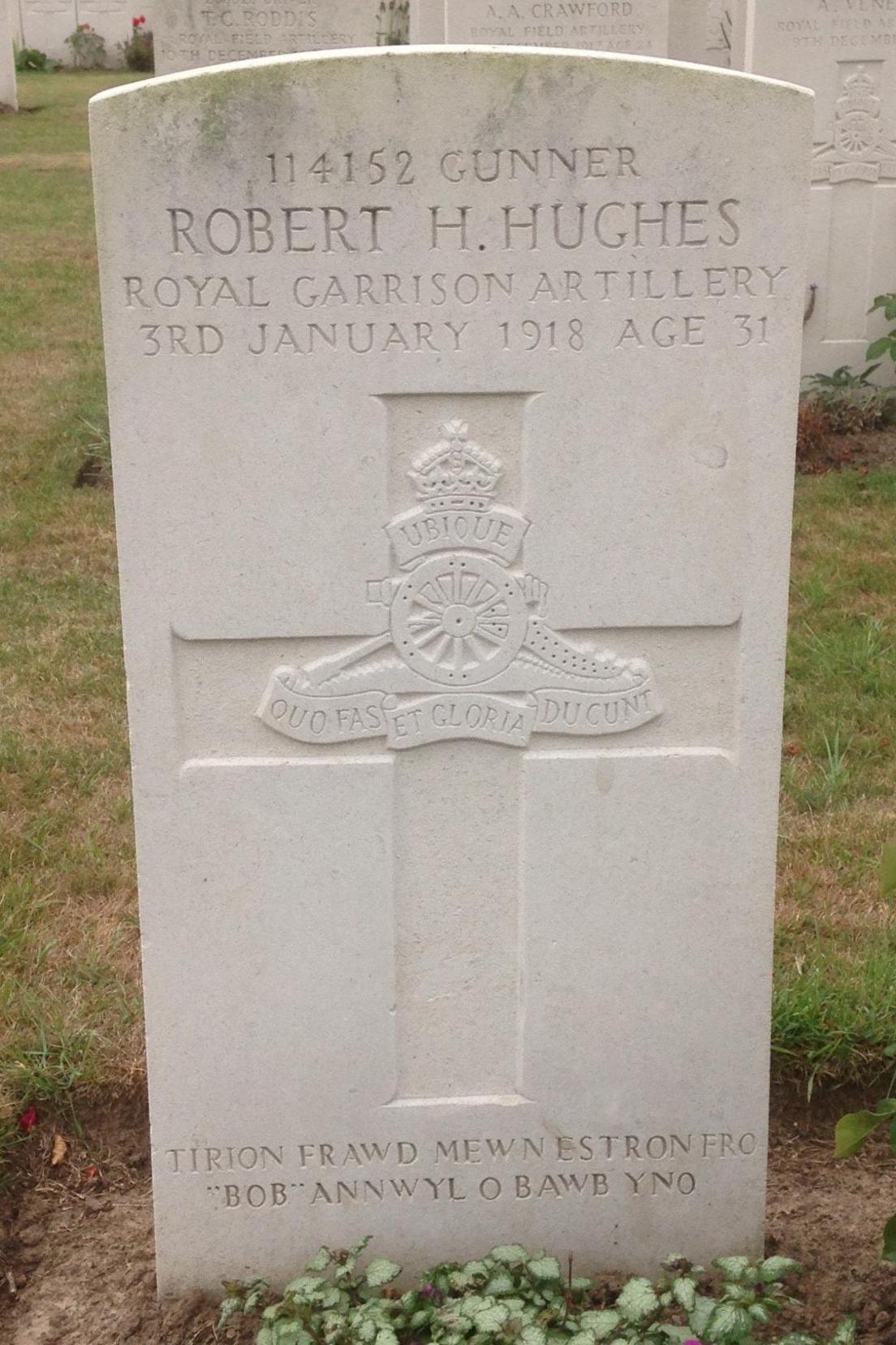 Cwpled ar fedd Robert Hughes ym mynwent Ypres