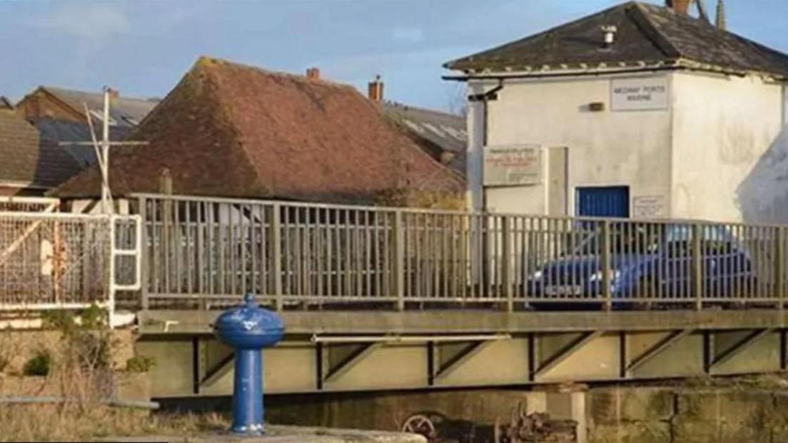 Swing bridge at Faversham Creek 