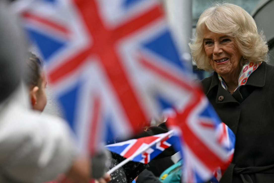 Queen arrives at the Great Western Hospital with Union Jacks flags flying