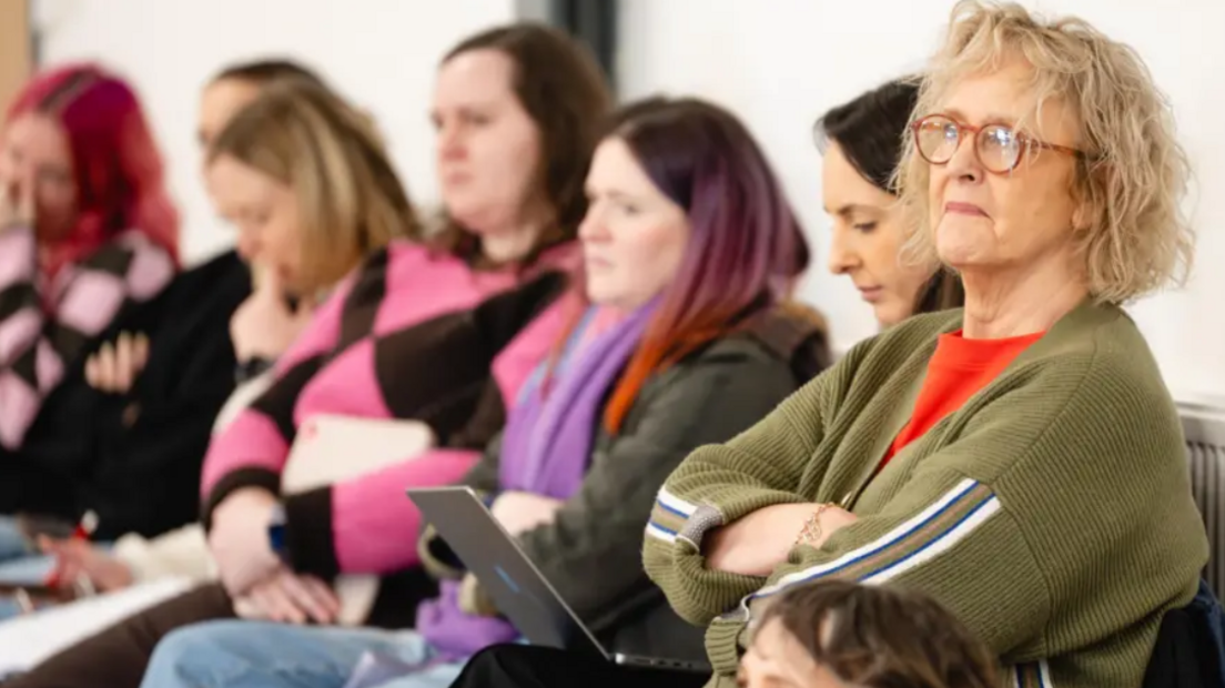 Caryl yn gwylio ymarferion o'r sioe newydd Calon