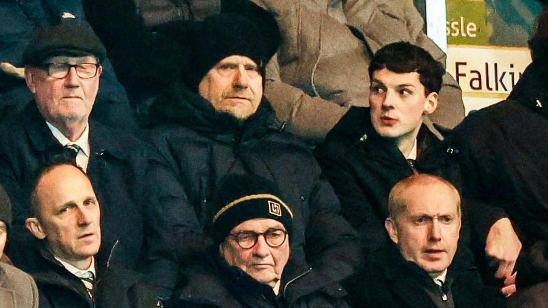 Peter Schmeichel (fila de atrás, en el centro) observa a su hijo Kasper ayudar al Celtic a conseguir la victoria en Falkirk.