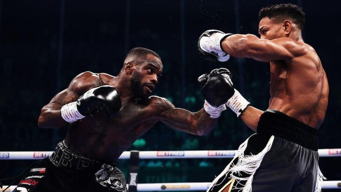 Ishmael Davis throws a left hook against Bilal Fawaz