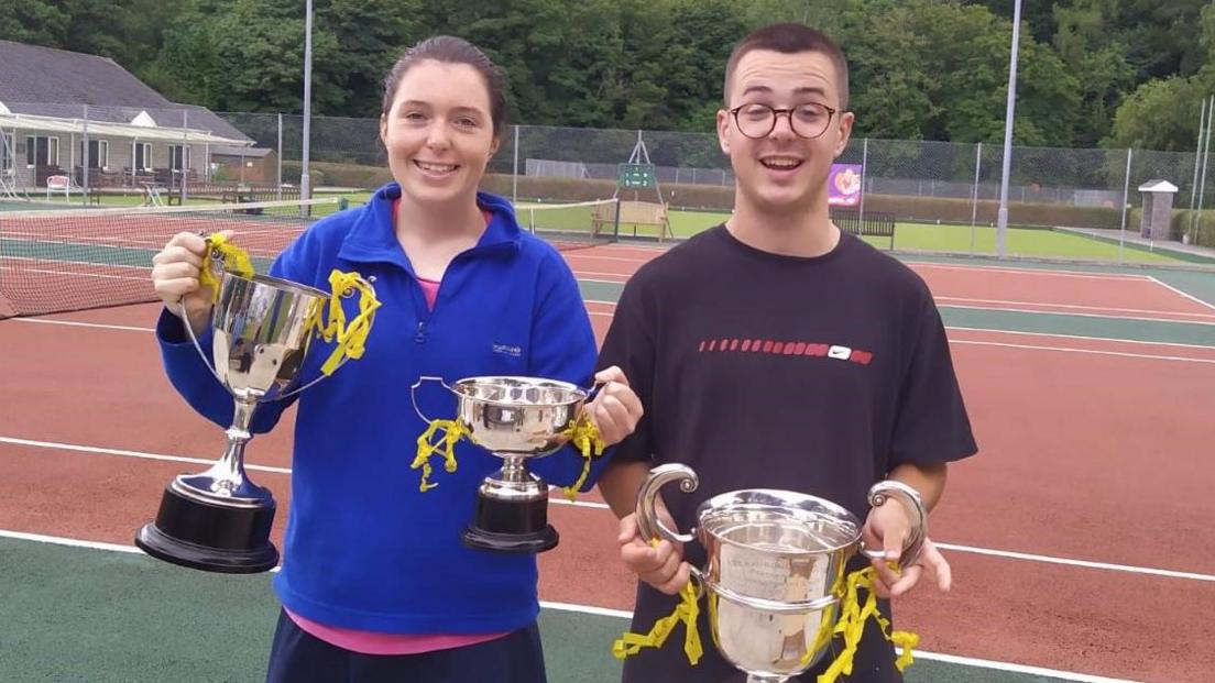 Buddug ar ol ennill mewn cystadleuaeth tenis