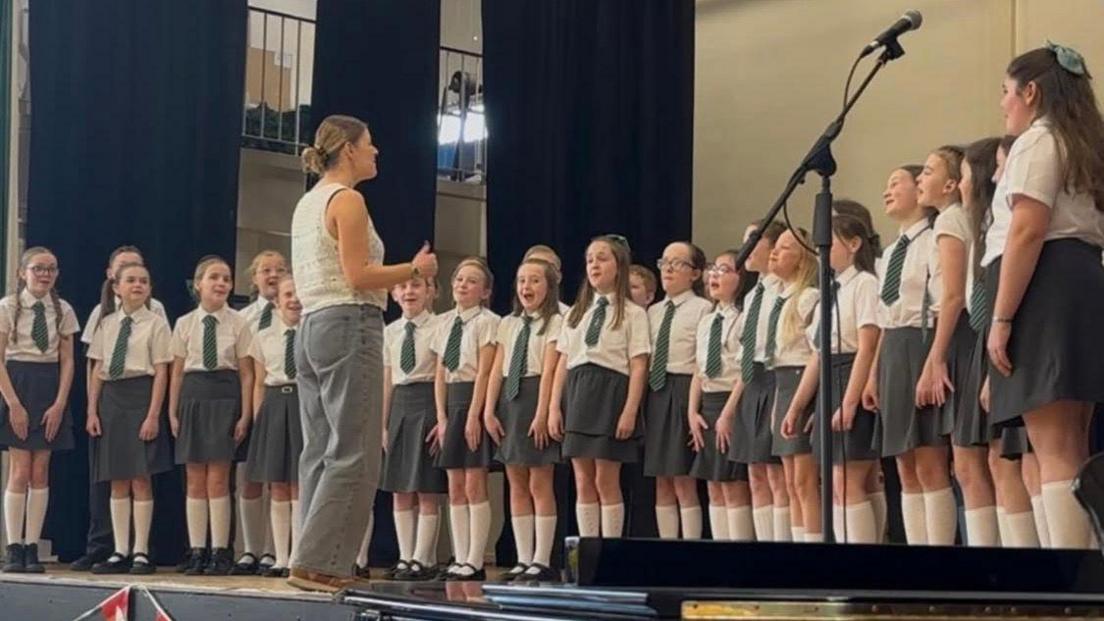 Cor Ysgol Gynradd Gymraeg Llwyncelyn.