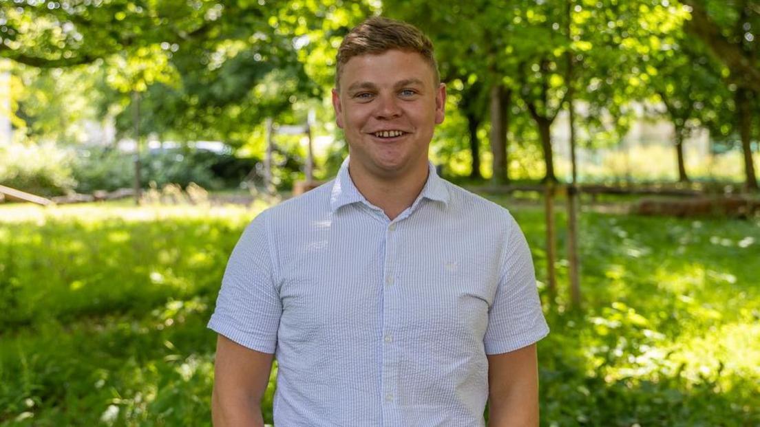 Llun o Cynwal ap Myrddin, Is-Lywydd y Gymraeg ym Mhrifysgol Caerdydd. 