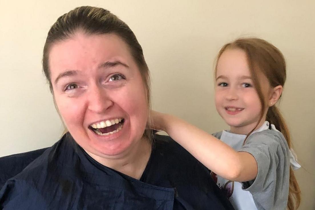 Llun o Rachel yn eistedd ar gadair gyda Freya yn sefyll tu ôl iddi yn gwneud ei gwallt. Mae'r ddwy yn edrych ar y camera ac yn gwenu. Mae Rachel yn gwisgo crys-t du ac mae ganddi ffedog drosti. Mae Freya yn gwisgo crys-t llwyd gyda ffedog wen.