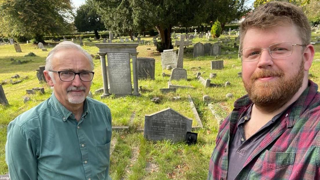 Members of London Gaelic Choir at Margaret Duncan's grave