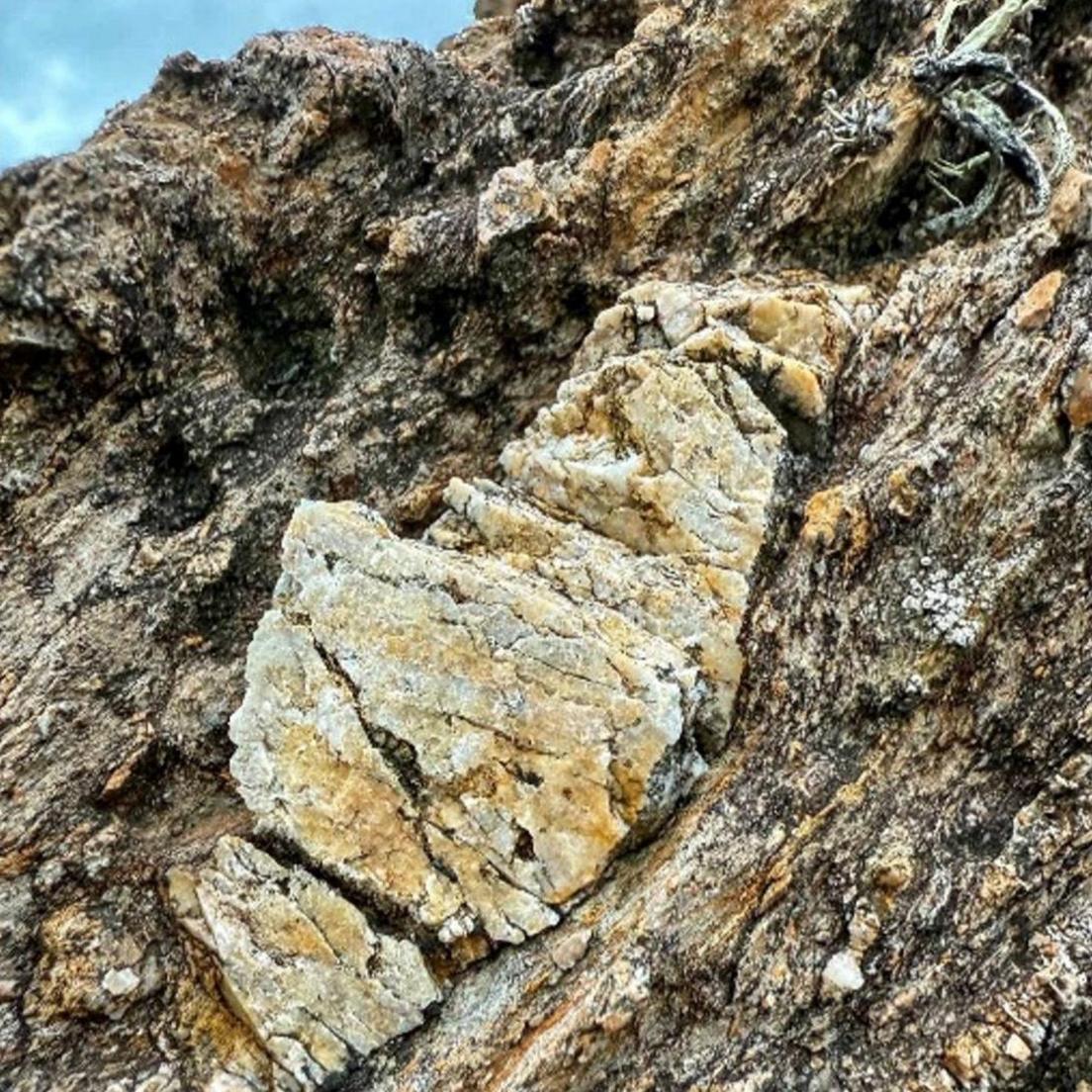 Y mélange, ger Bae Cemaes – cymysgedd o greigiau gwahanol ac iddynt amrediad o oedrannau, i gyd yn creu llanast bendramwnwgl. Yma, gwelir cwartsit (wen) yng nghanol craig leidiog