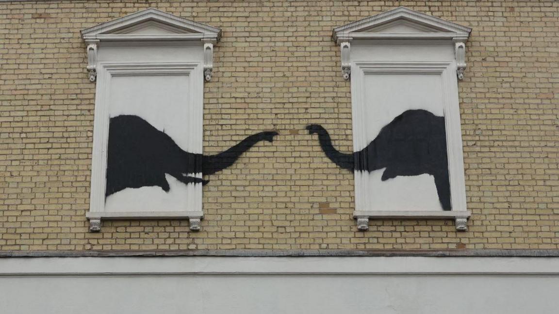 Two elephants stencilled onto a house 